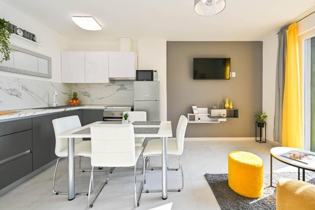 Apartment Noemi With A Direct Beach View Rabac Luaran gambar